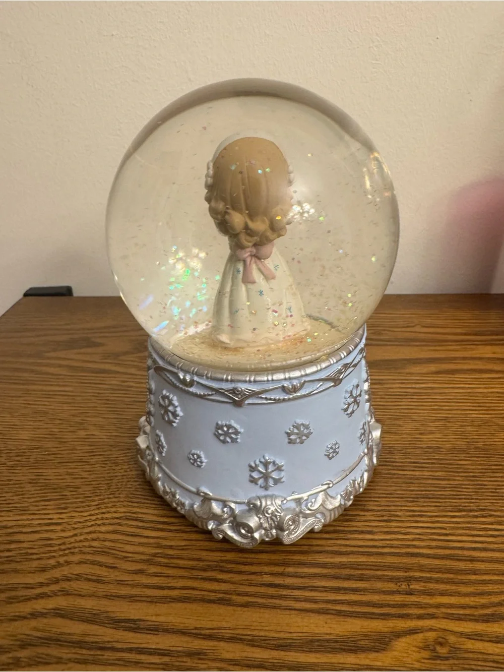 Precious Moments Musical Snow Globe Angel with Snowflake 121103 No Bubbles Clear
